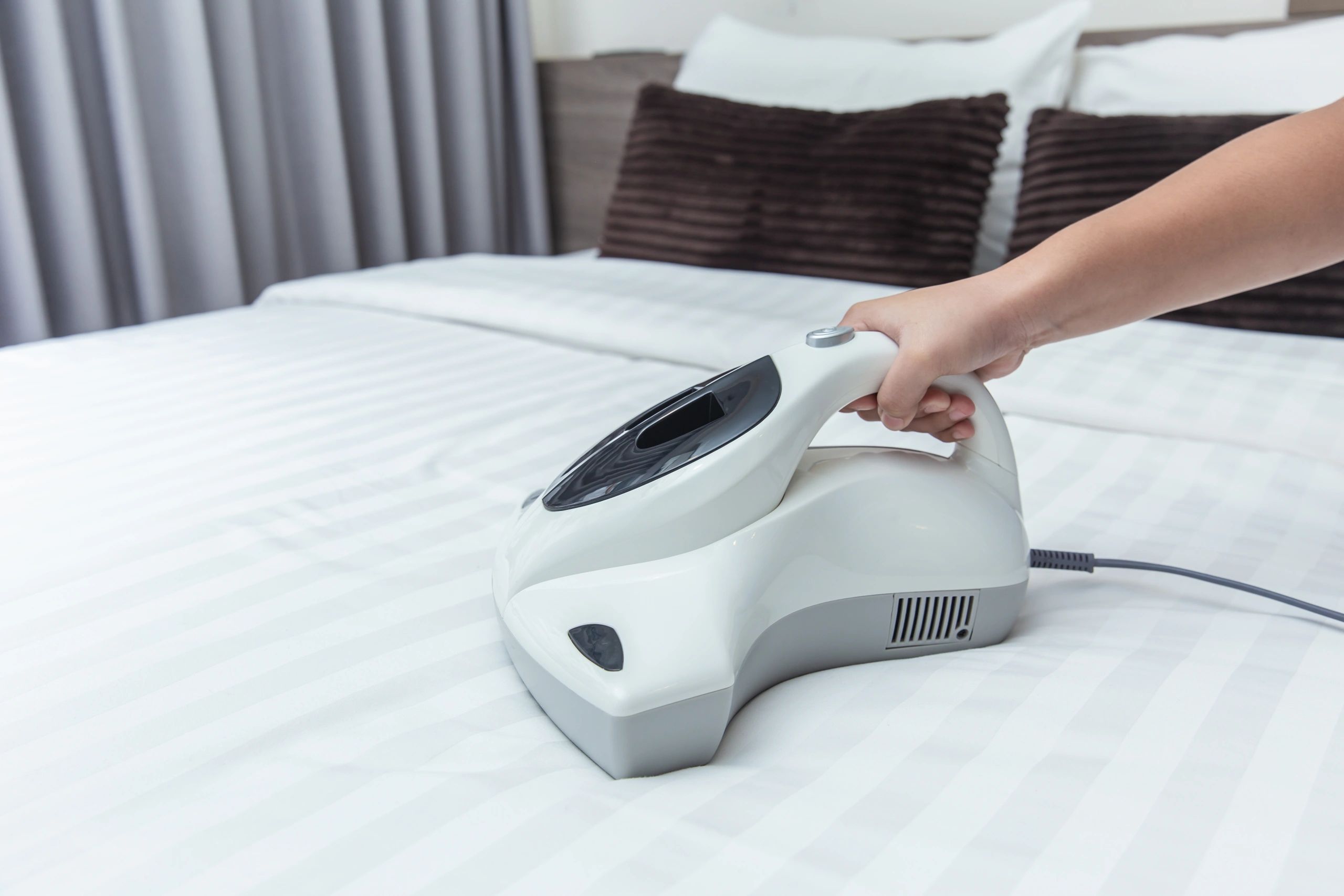 Mattress cleaning device removing dust and allergens